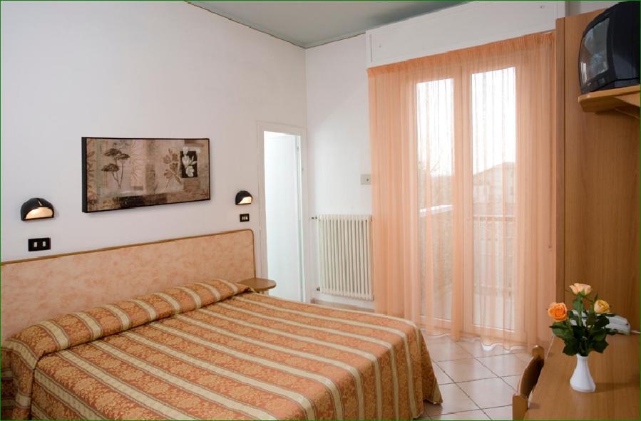 Hotel Verdemare Rimini Exteriör bild