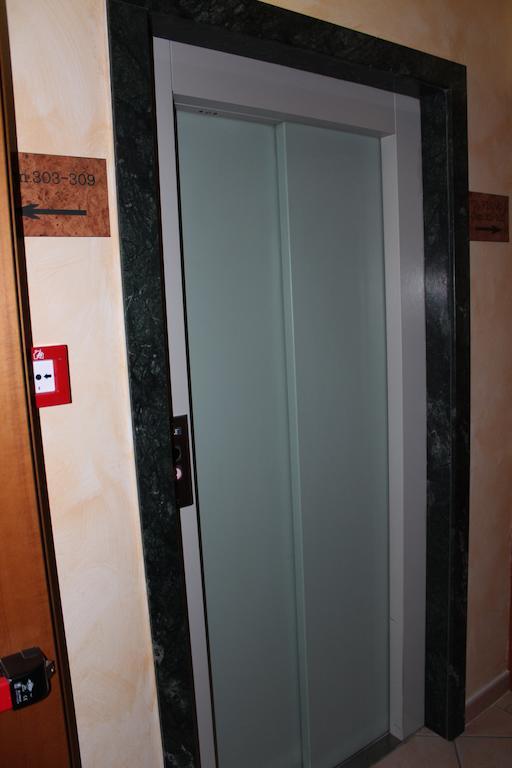 Hotel Verdemare Rimini Exteriör bild